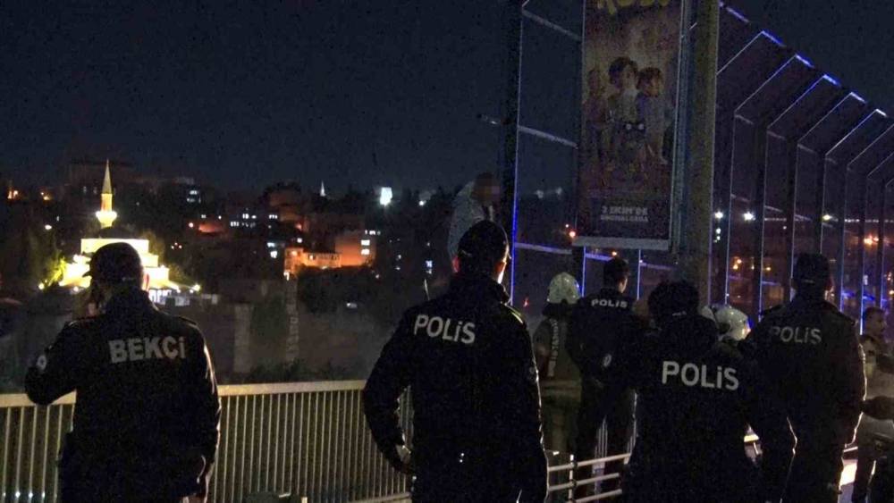 Hali&ccedil; K&ouml;pr&uuml;s&uuml;&rsquo;nde intihar girişiminde bulunan şahıs 2 saat sonra ikna edildi
