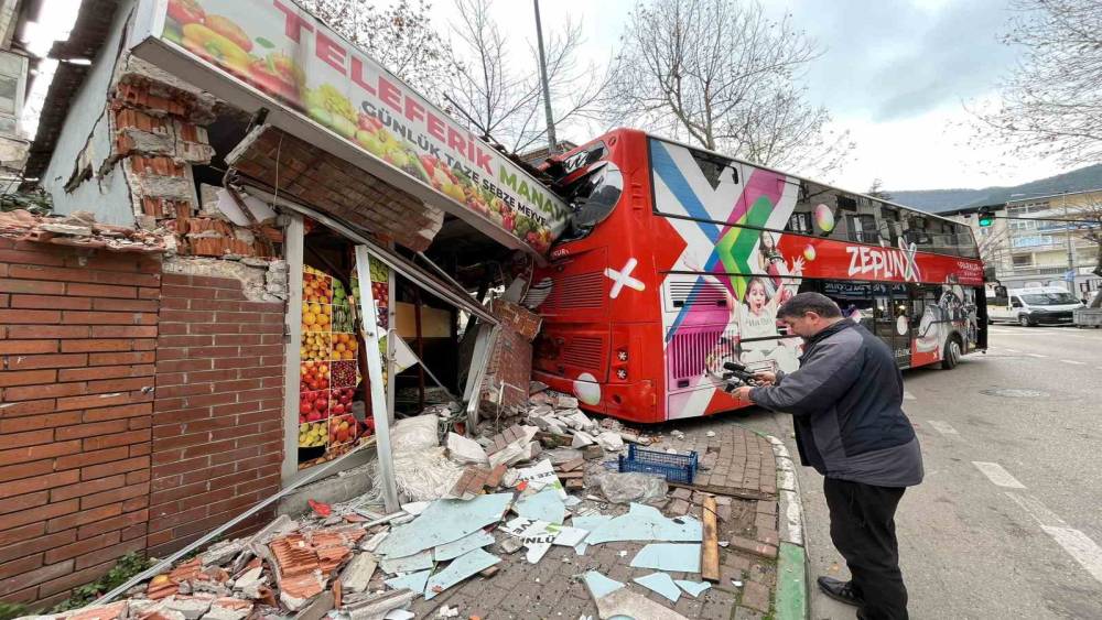 İmdat freni boşalan öğrenci otobüsü manava daldı...
