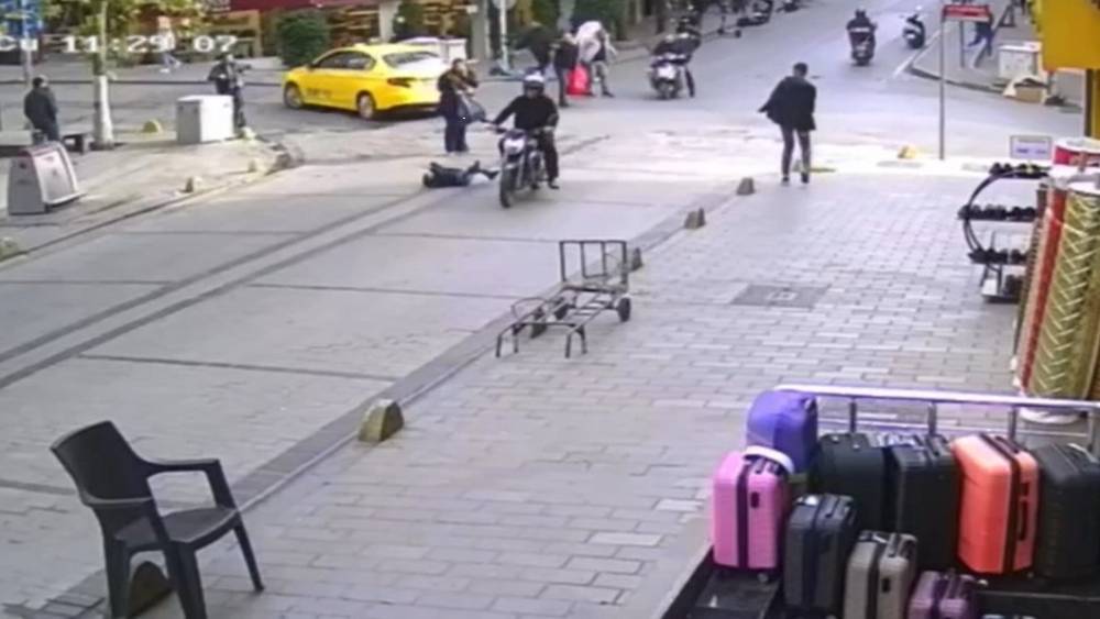 Fatih’te annesinin kolundan yola fırlayan çocuğa motosiklet çarptı, sürücü kaçtı
