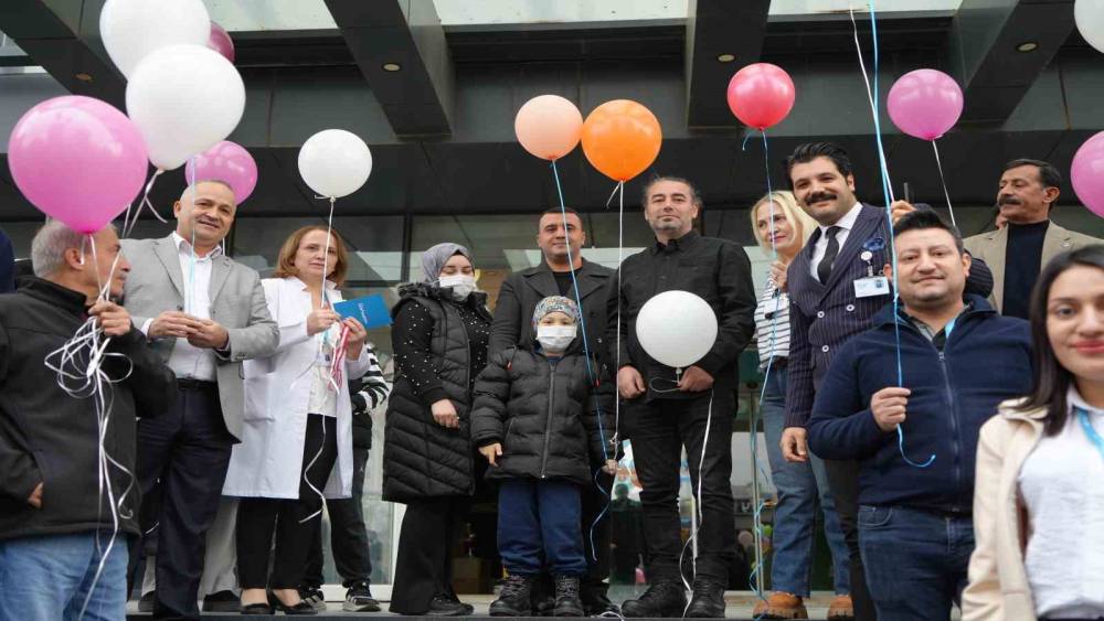 Gaziantep’te kanseri yenen Melih Tuğra için gökyüzüne balonlar bırakıldı
