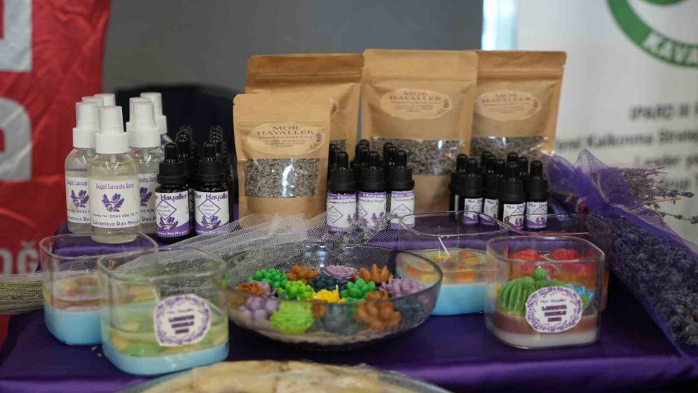 Lavanta kadınların elinde &ccedil;eşitli &uuml;r&uuml;nleri d&ouml;n&uuml;ş&uuml;yor: Yağ, mum, kolonya
