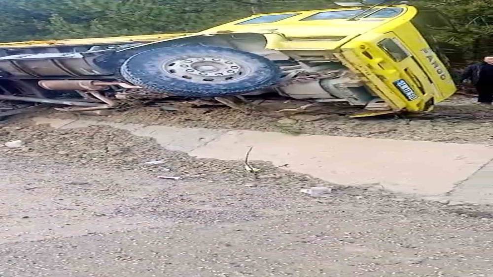 Bolu&rsquo;da lastiği patlayan hafriyat kamyonu devrildi: 1 yaralı
