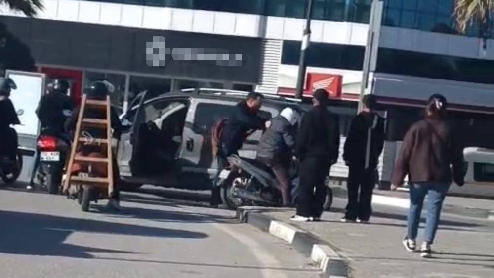 Kavşakta ge&ccedil;iş &ouml;nceliği tartışması kavgaya d&ouml;n&uuml;şt&uuml;: Taraflar birbirlerine girdi
