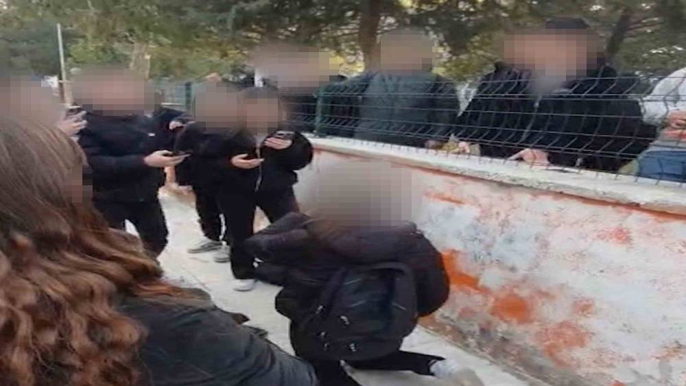 Okul &ouml;n&uuml;nde akran zorbalığı kameraya yansıdı: Diz &ccedil;&ouml;kt&uuml;r&uuml;p zorla &ouml;z&uuml;r dilettiler
