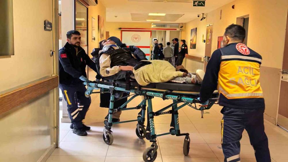 Bursa&rsquo;da motosiklet &ccedil;ukura d&uuml;şerek devrildi: 1&rsquo;i ağır 2 yaralı
