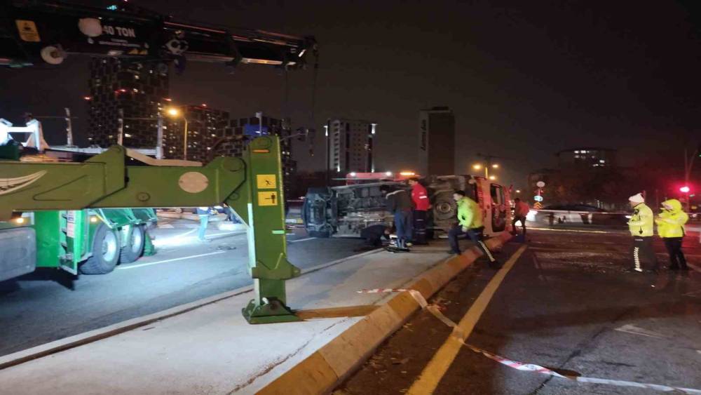 Kartal&rsquo;da ambulans ile cip kafa kafaya &ccedil;arpıştı: 3 yaralı
