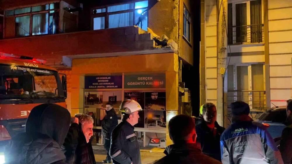 Evinin balkonundan soba borusu &ccedil;ıkarttı, vatandaş yangın var zannetti: Ekipler harekete ge&ccedil;ti
