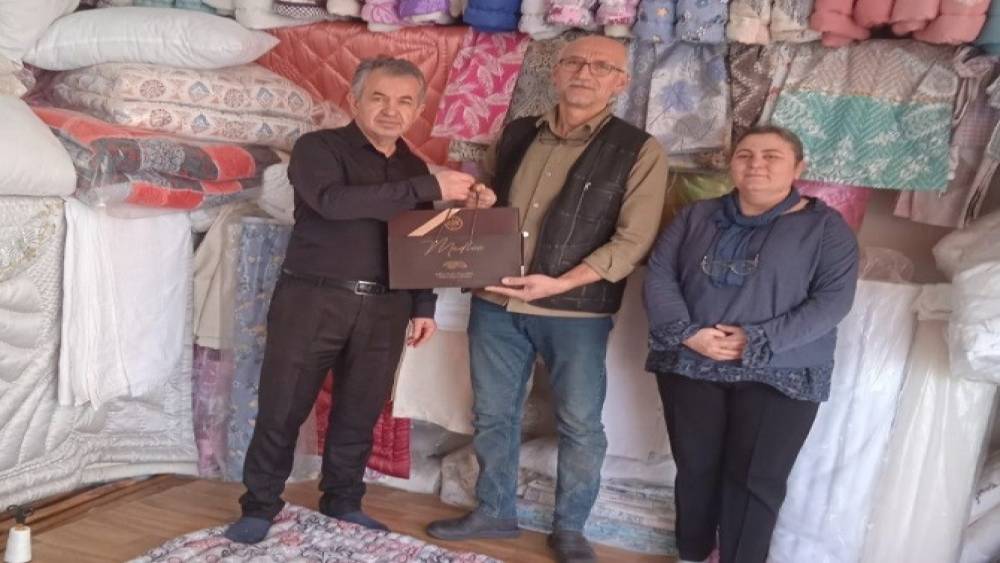 Tavşanlı&rsquo;da 40 yılı aşkın esnafa ziyaret ve hediye
