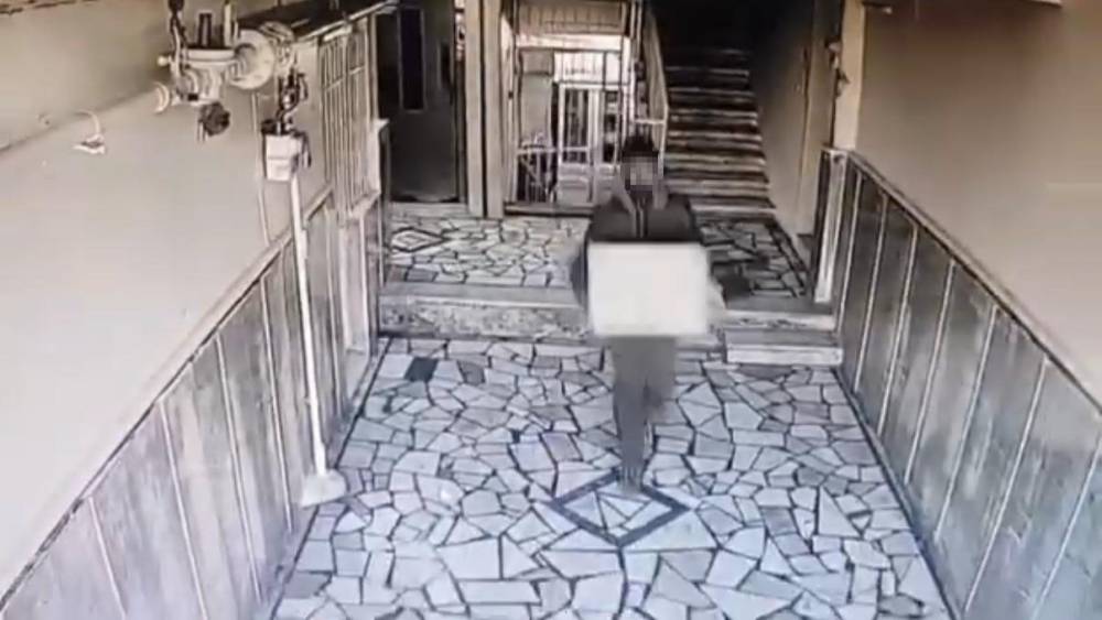 Diyarbakır&rsquo;da garip hırsızlık girişimi: &Ouml;nce &ccedil;aldı, sonra geri bırakıp kameraya &rsquo;karışmadım&rsquo; el işaretini yaptı
