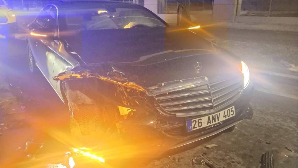 Eskişehir-K&uuml;tahya yolunda kaza: 3 yaralı
