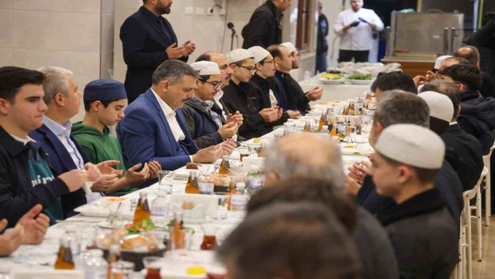 İ&ccedil;işleri Bakanı Mustafa &Ccedil;ift&ccedil;i, Kur&rsquo;an kursu &ouml;ğrencileriyle sahur yaptı
