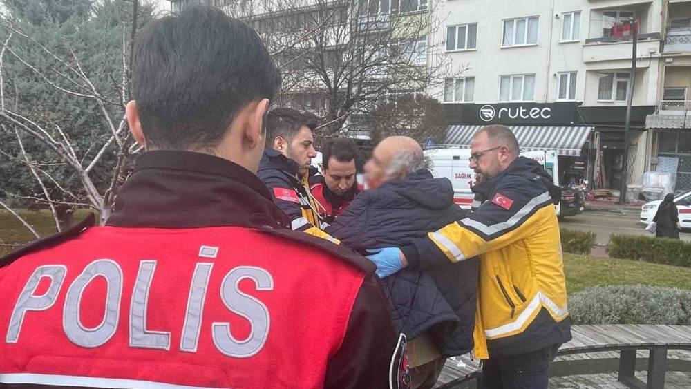 Bolu&rsquo;da bankta oturan erkeğe s&ouml;zl&uuml; tacizde bulunduğu iddia edilen yaşlı adam darp edildi
