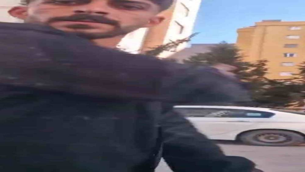 Adana&rsquo;da trafikte yol verme kavgasında aracın &ouml;n&uuml;n&uuml; kesip saldırdılar
