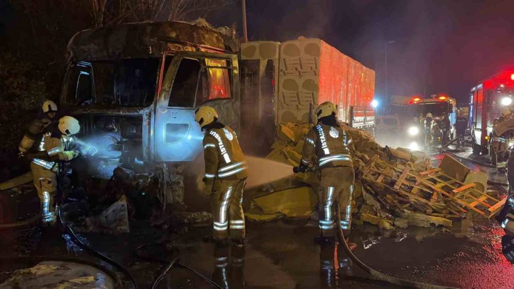 Tuzla&rsquo;da korkutan tır yangını
