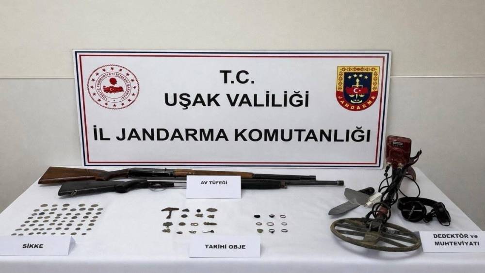 Uşak&rsquo;ta tarihi eser ka&ccedil;ak&ccedil;ıları 63 sikkeyle yakalandı
