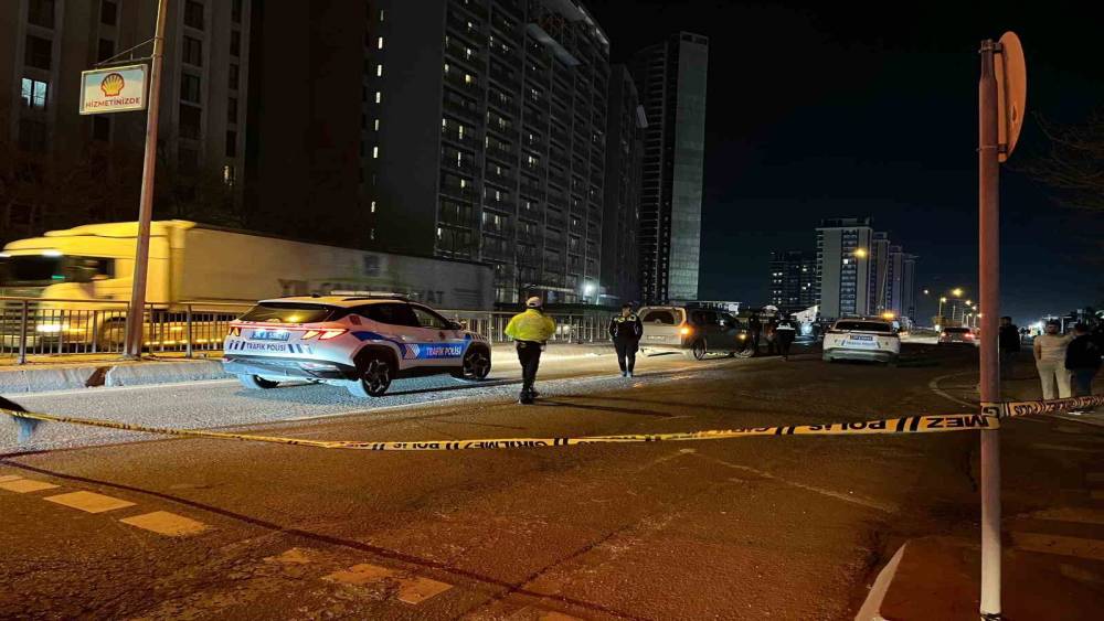 Esenyurt&rsquo;ta motosiklet yolun karşısına ge&ccedil;meye &ccedil;alışan yayaya &ccedil;arptı: 1 &ouml;l&uuml;, 2 yaralı
