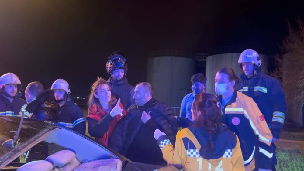 Alkoll&uuml; otomobil s&uuml;r&uuml;c&uuml;s&uuml; &ouml;nce ağaca, ardından tabelaya &ccedil;arparak karşı şeride ge&ccedil;ti
