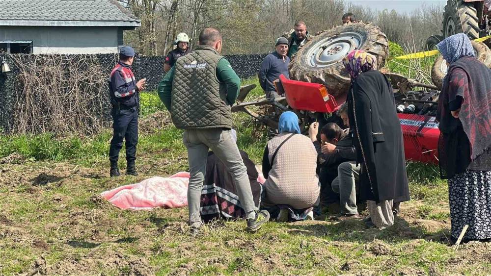 Devrilen trakt&ouml;r&uuml;n altında kalarak hayatını kaybetti

