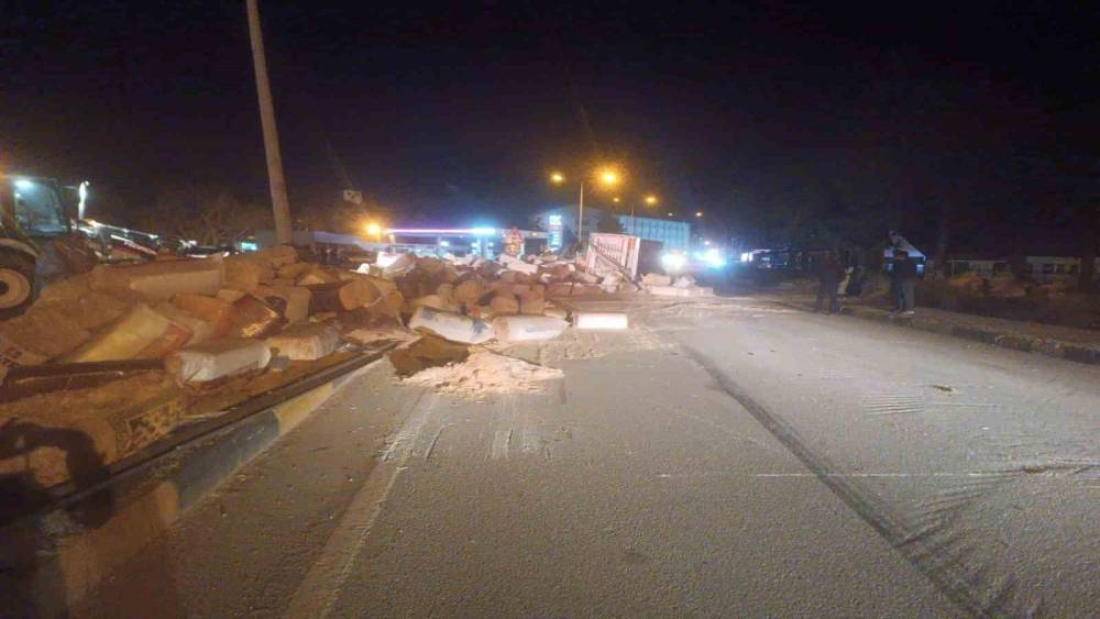 Virajı alamayan tır devrildi saman balyaları yola sa&ccedil;ıldı: 1 yaralı
