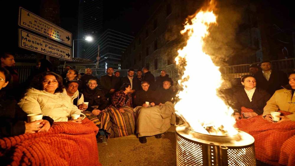 Başkan Tugay, Meslek Fabrikası &ouml;n&uuml;nde sabahladı
