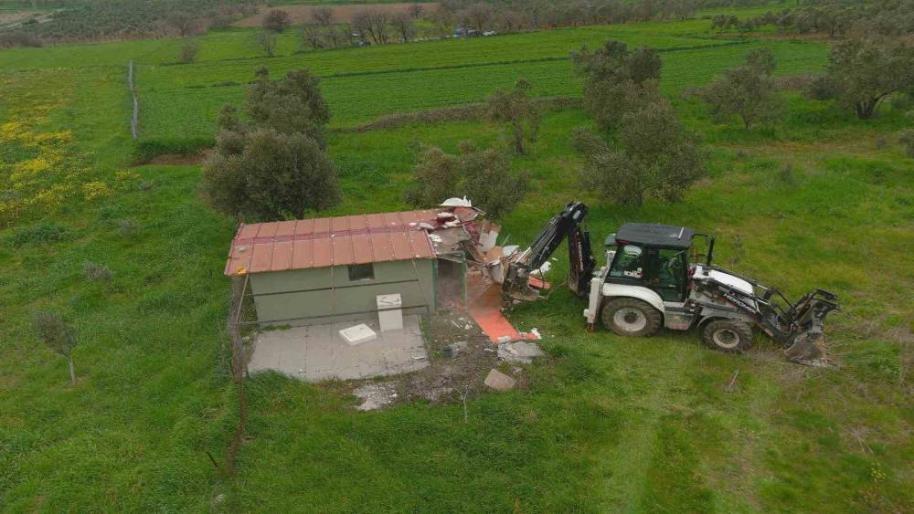 &Ccedil;anakkale&rsquo;de 21 ka&ccedil;ak yapı yıkıldı
