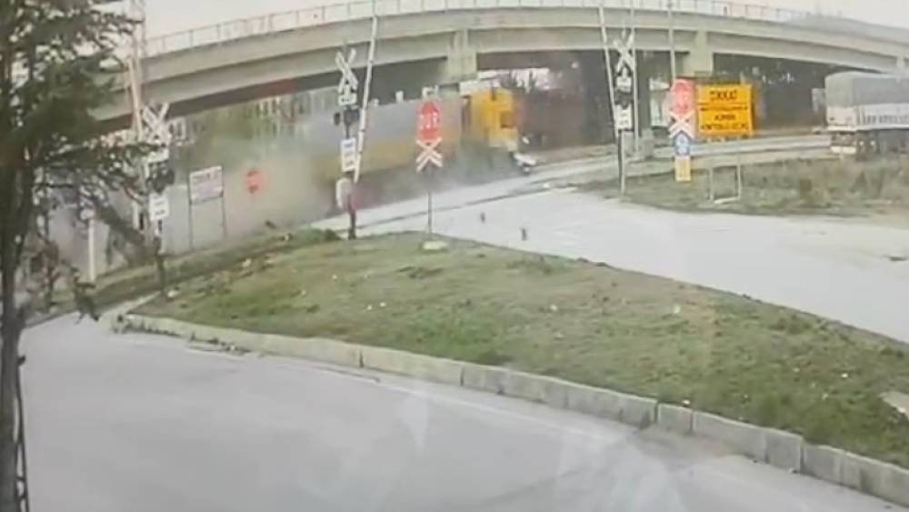 Tır otomobile &ccedil;arptı: 1 &ouml;l&uuml;
