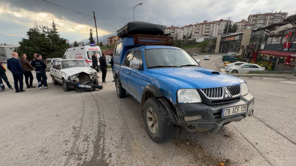 Kamyonetle otomobil &ccedil;arpıştı: 1 yaralı
