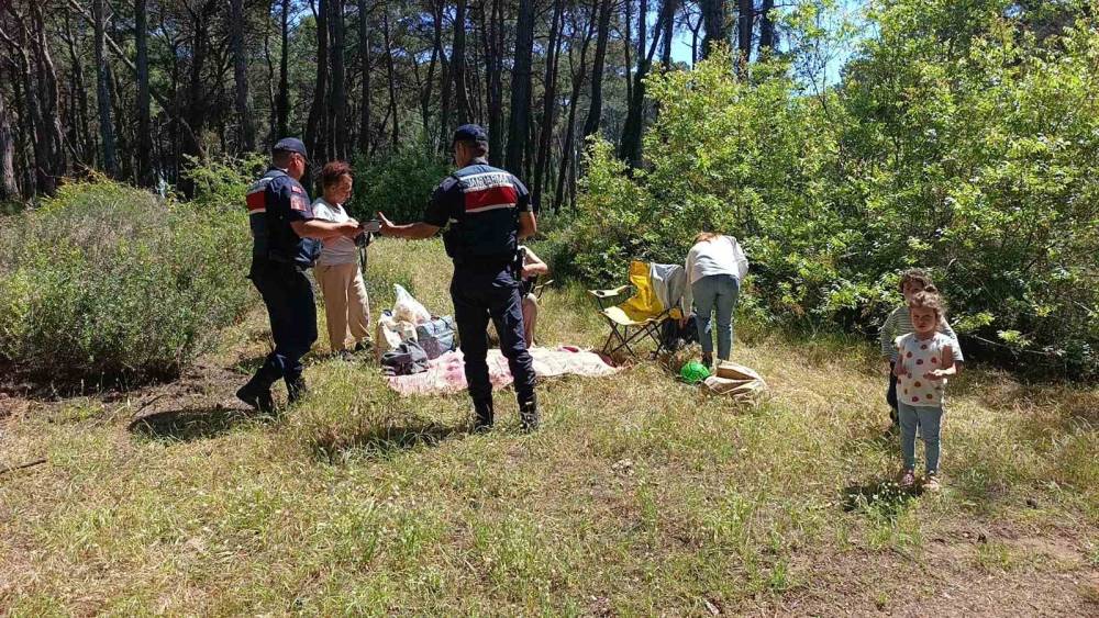 Antalya&rsquo;da ormanlara girişler yasaklandı, jandarma vatandaşları tek tek uyardı
