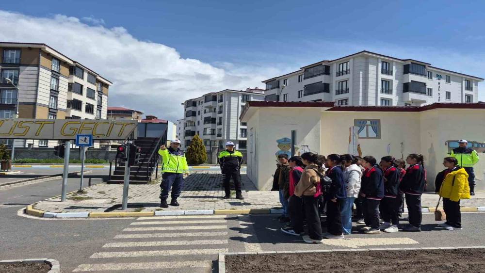 Kars&rsquo;ta &ouml;ğrencilere uygulamalı eğitim verildi
