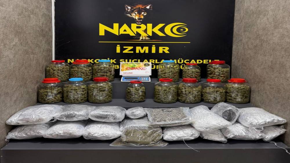 İzmir&rsquo;de zehir tacirlerine operasyon: 4 ş&uuml;pheli tutuklandı

