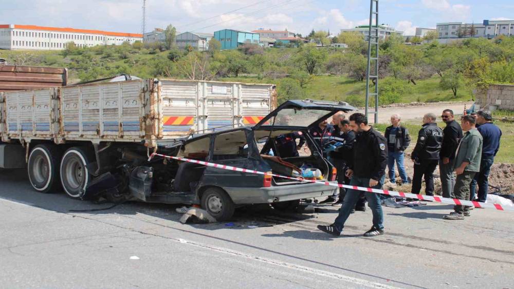 Kamyonun altına giren otomobildeki anne &ouml;ld&uuml;, oğlu ağır yaralandı
