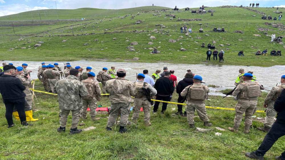 Bing&ouml;l&rsquo;de kayıp emekli &ouml;ğretmen derede &ouml;l&uuml; bulundu
