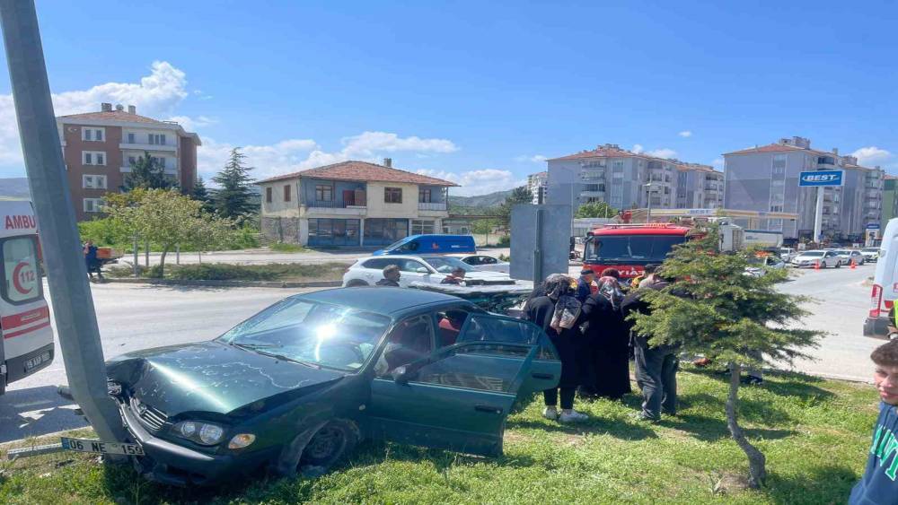 &Ccedil;orum&rsquo;da otomobil ile cip &ccedil;arpıştı: 2 yaralı
