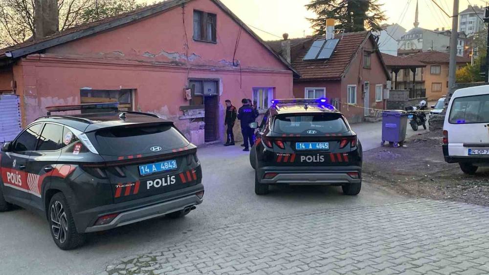 Bolu&rsquo;da nafaka anlaşmazlığı y&uuml;z&uuml;nden eşinin evine kurşun yağdıran koca yakalandı
