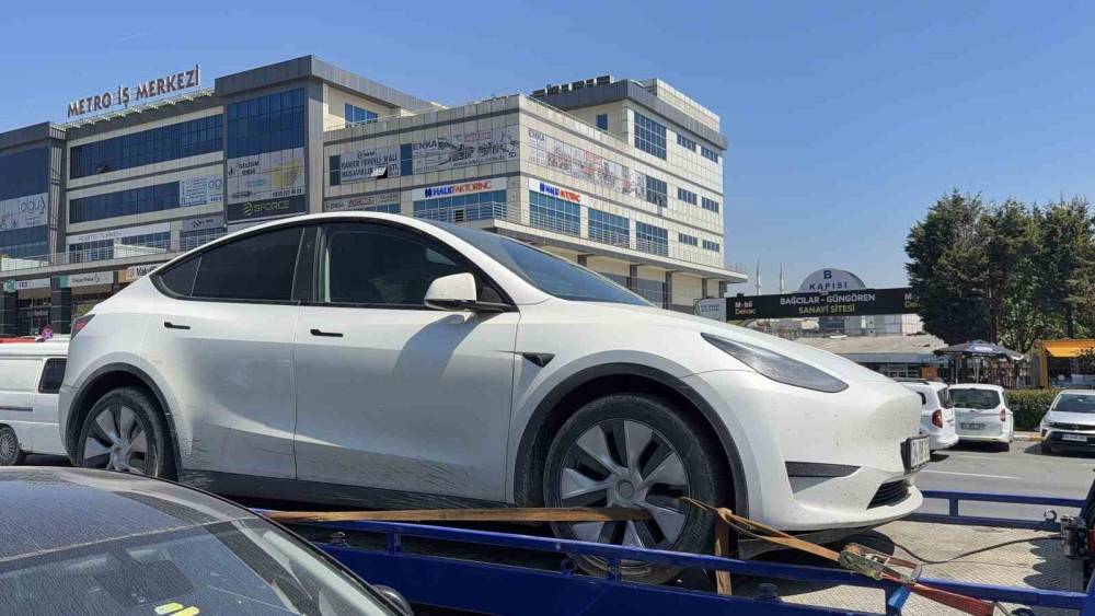 Başakşehir&rsquo;de park ettiği aracından inerken silahlı saldırıya uğradı

