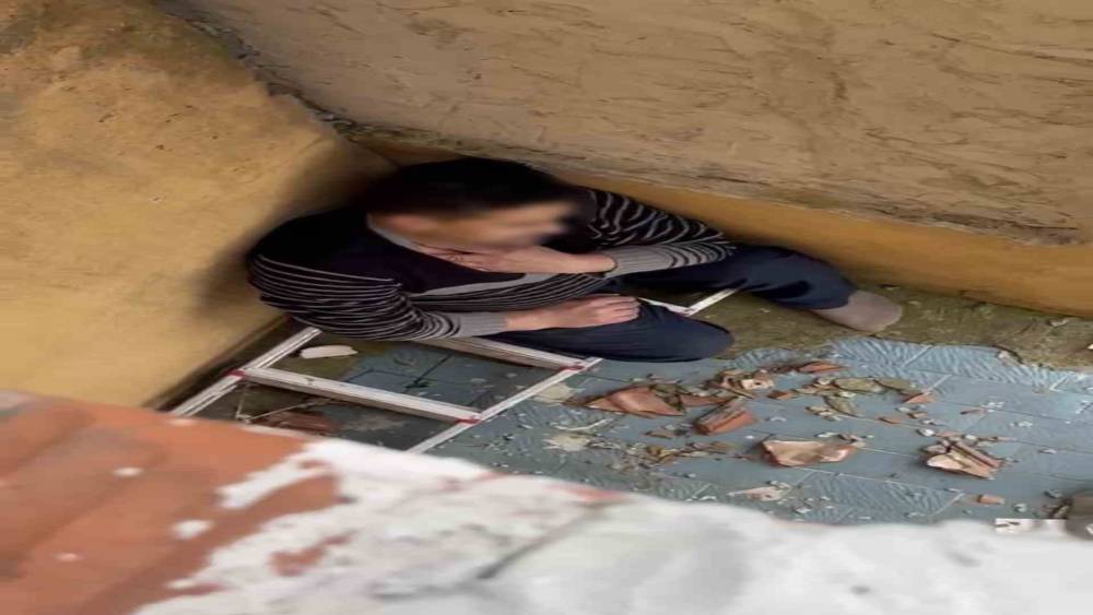 &Ccedil;atıya saklanan firari, polisi izlerken yakalandı

