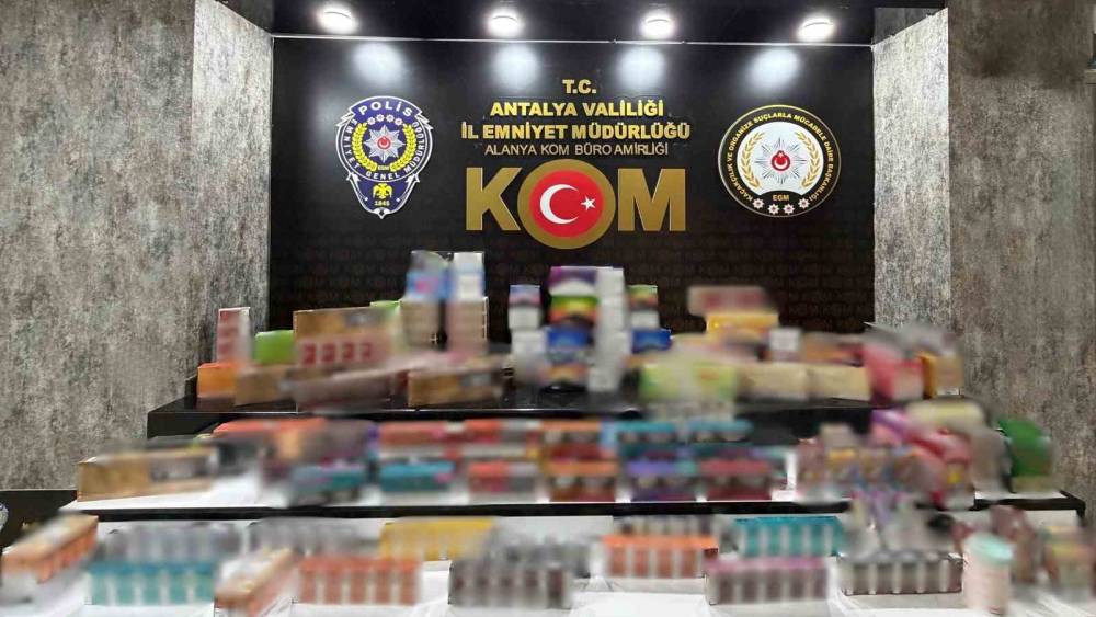 Antalya&rsquo;da ka&ccedil;ak&ccedil;ılık operasyonlarında silah ve ka&ccedil;ak &uuml;r&uuml;nler ele ge&ccedil;irildi
