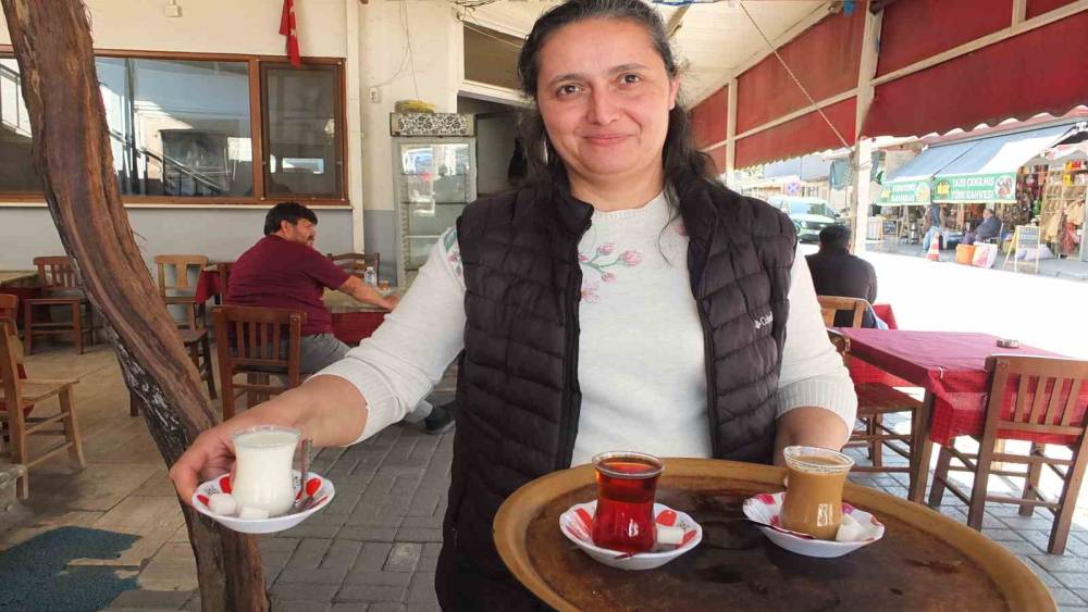 Burhaniye&rsquo;de kahvehanelerde &ccedil;ay yerine s&uuml;t i&ccedil;iliyor
