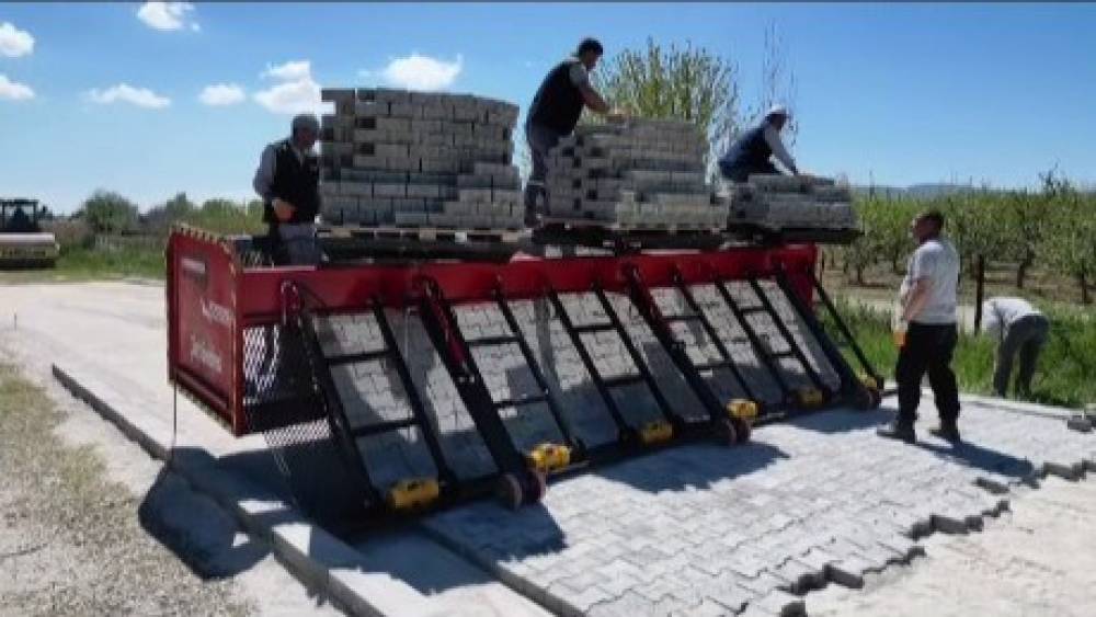 &Ccedil;ivril Belediyesi envanterine parke taşı serme makinesiyle genişletti
