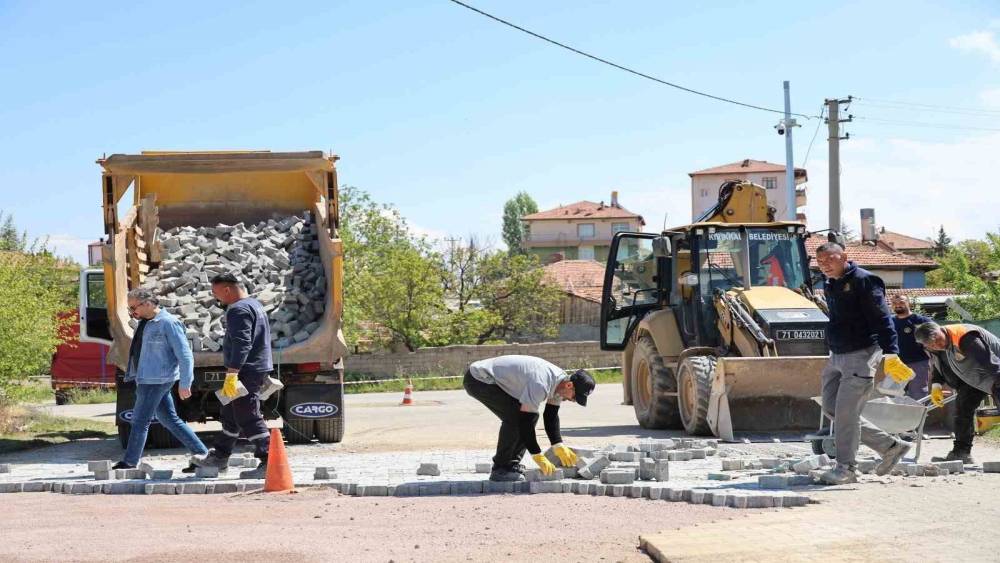 Kırıkkale&rsquo;de kilit parke ve asfalt &ccedil;alışmaları s&uuml;r&uuml;yor
