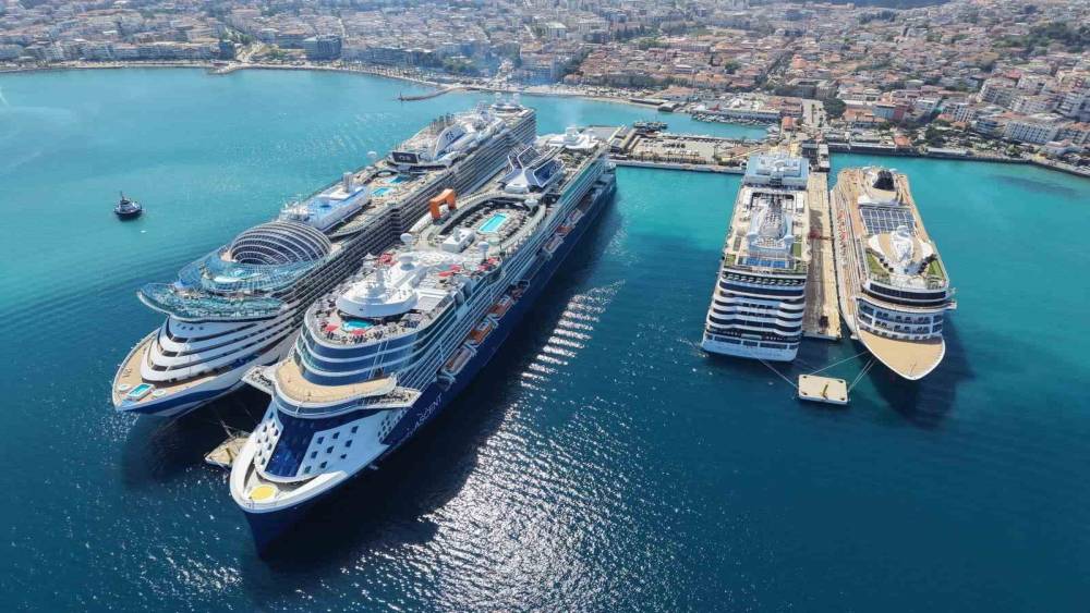 Kuşadası&rsquo;na 4 gemi ile 10 bin 800 turist geldi
