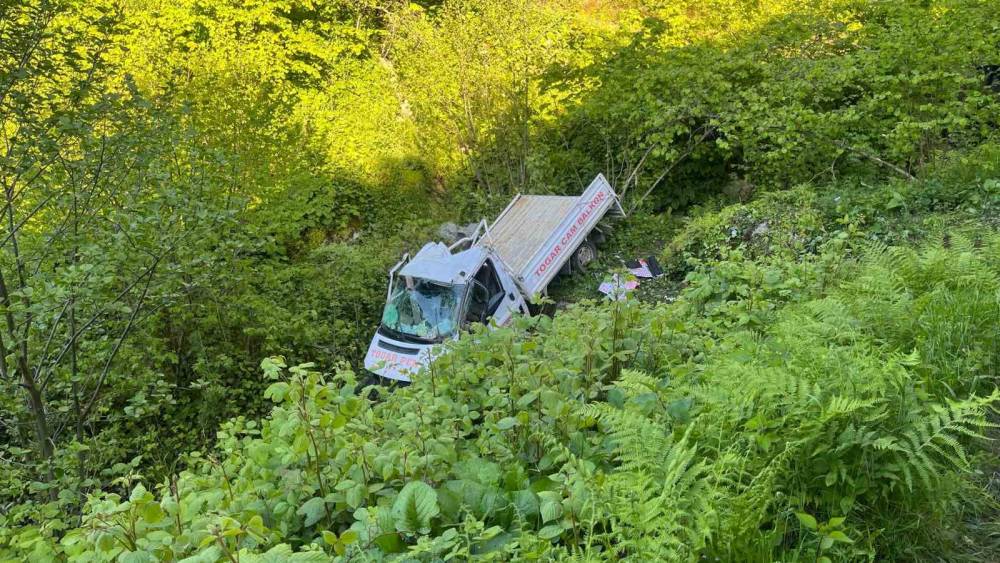 Samsun&rsquo;da kereste y&uuml;kl&uuml; kamyonet dere yatağına devrildi: 1 &ouml;l&uuml;, 2 yaralı
