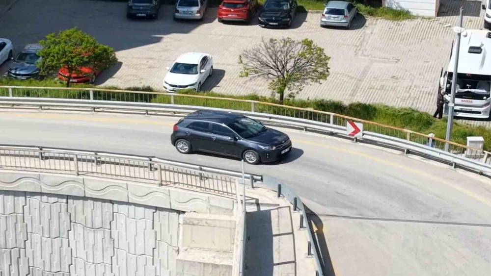 Ka&ccedil;tı, park etti, polisi karşısında buldu: Dron her anını kaydetti
