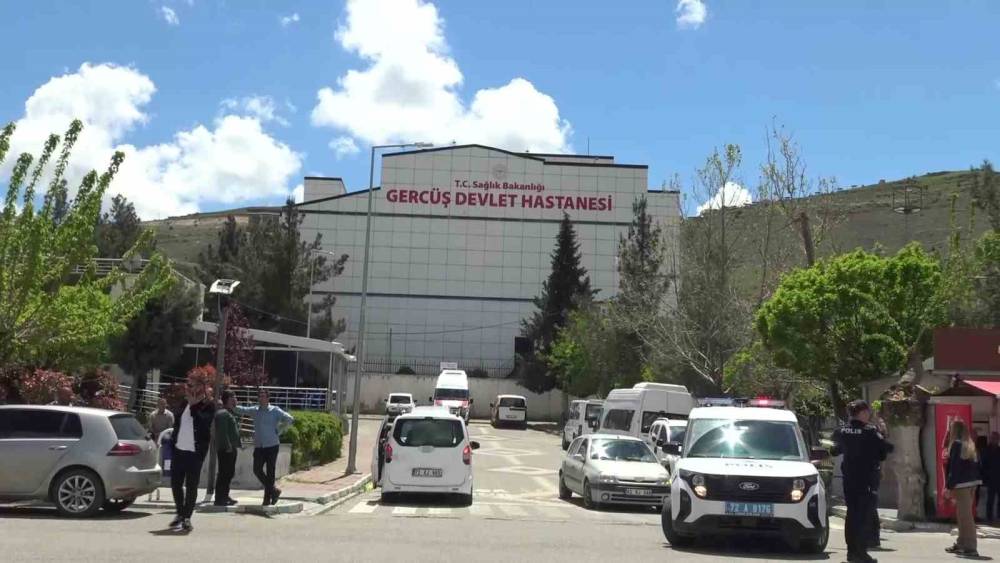 Yolun karşısına ge&ccedil;erken hafif ticari aracın &ccedil;arptığı &ccedil;ocuk ağır yaralandı
