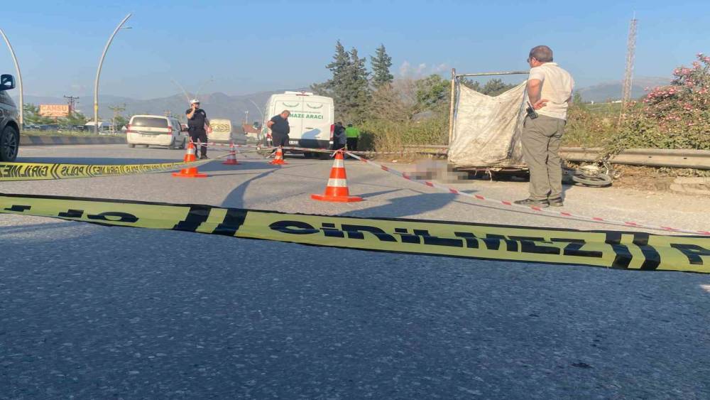 Tırla &ccedil;arpışan sepetli motosikletin s&uuml;r&uuml;c&uuml;s&uuml; hayatını kaybetti
