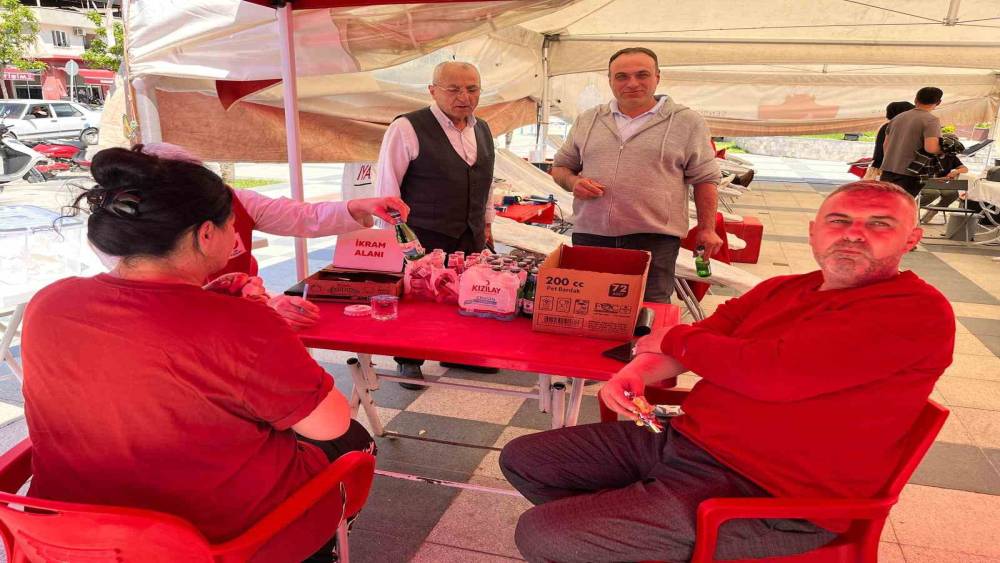 &Ouml;ğrenciler ikna etti, veliler kan verdi
