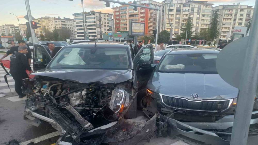 Elazığ&rsquo;da zincirleme trafik kazası: 3 yaralı
