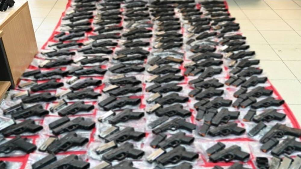 Yunanistan&rsquo;ın Meri&ccedil; sınırında silah operasyonu: 147 tabanca ele ge&ccedil;irildi, 13 T&uuml;rk vatandaşı g&ouml;zaltına alındı
