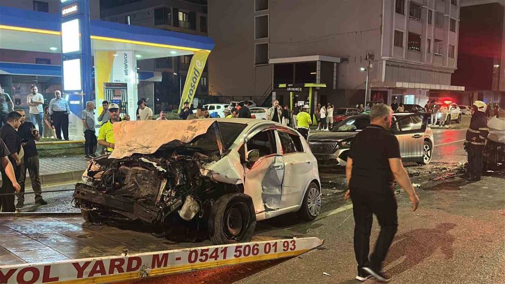 Atakum&rsquo;da kontrolden &ccedil;ıkan otomobil karşı şeride ge&ccedil;ti: 5 yaralı
