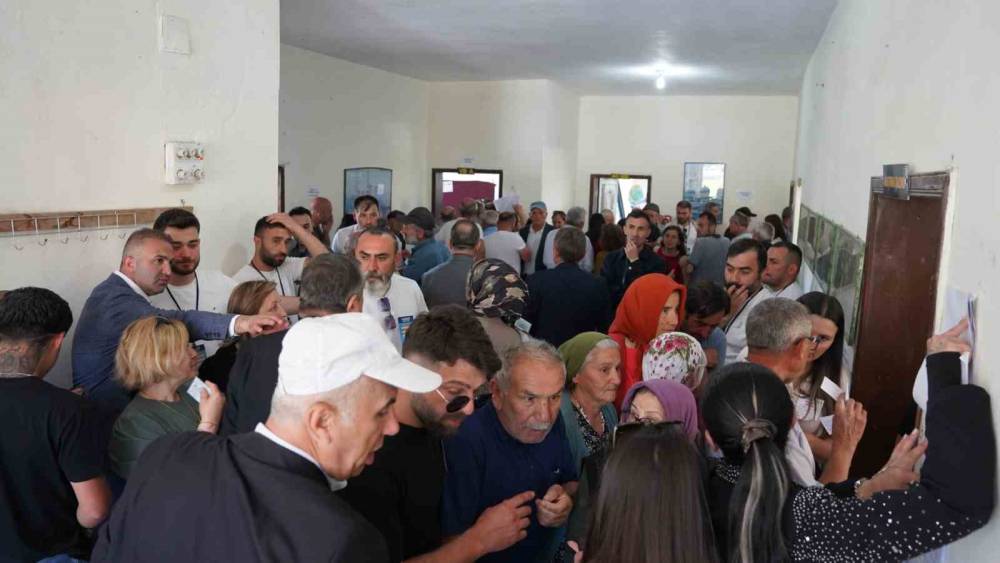 &Ccedil;evrecik&rsquo;te 12 yıl sonra se&ccedil;im heyecanı yaşandı
